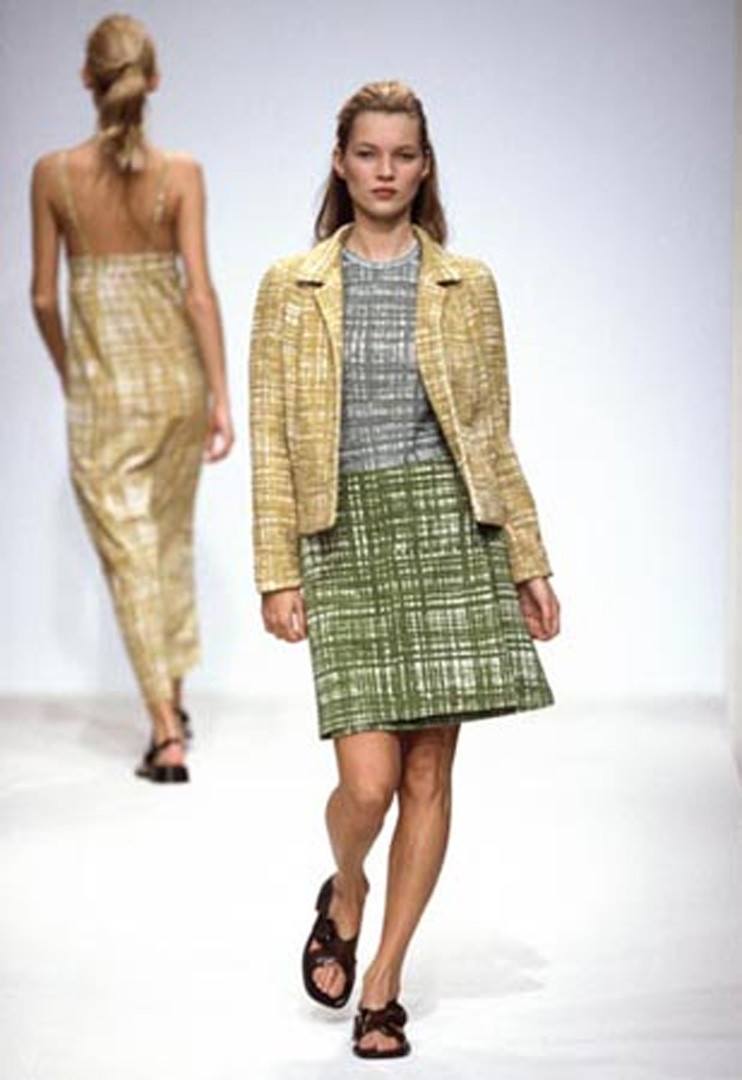 las-mejores-40-fotos-de-kate-moss-desfile-prada