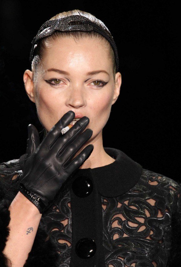 las-mejores-40-fotos-de-kate-moss-fumando-en-la-pasarela